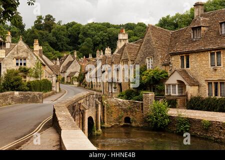 Main Street a Castle Combe, Wiltshire, Inghilterra, Regno Unito Foto Stock