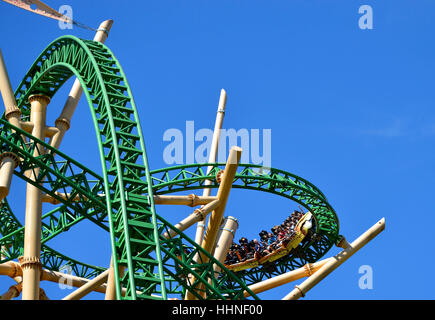 I turisti sul Cheetah Hunt roller coaster in Busch Gardens Tampa Foto Stock