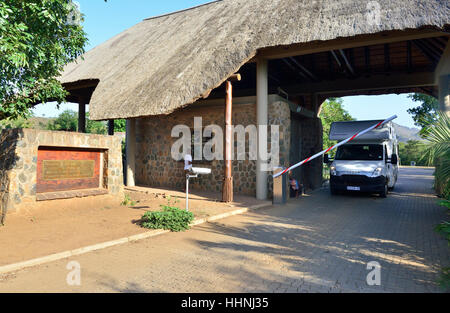 Camper fuori controllo dei cancelli di sicurezza all'ingresso Hluhluwe-Imfolozi Park, Sud Africa Foto Stock