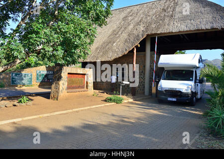 Camper fuori controllo dei cancelli di sicurezza all'ingresso Hluhluwe-Imfolozi Park, Sud Africa Foto Stock