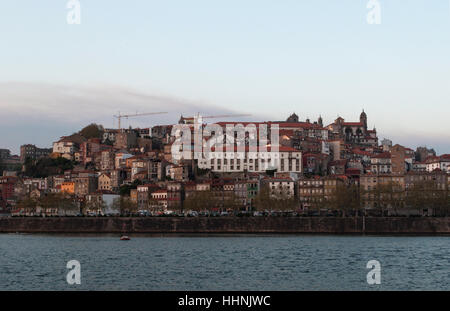 Portogallo: barche al tramonto e lo skyline del Porto con vista del fiume Douro Foto Stock