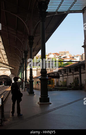 Porto: vista del centro storico alla Stazione Ferroviaria di Sao Bento, inaugurato nel 1916 nell'Almeida Garret Square Foto Stock