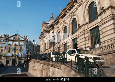 Porto: vista del centro storico alla Stazione Ferroviaria di Sao Bento, inaugurato nel 1916 nell'Almeida Garret Square Foto Stock