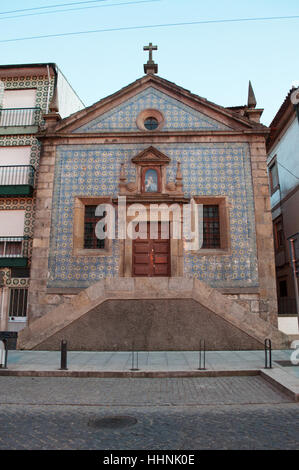 Vila Nova de Gaia: vista della cappella di Nostra Signora della Misericordia, una chiesa cattolica che si affaccia sulla città di Porto e il fiume Douro Foto Stock