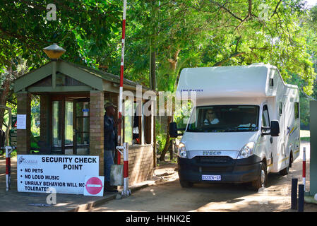 Camper fuori controllo dei cancelli di sicurezza all'ingresso Sugar Loaf Campeggio, Isimangaliso Wetland Park, Santa Lucia, Sud Africa Foto Stock