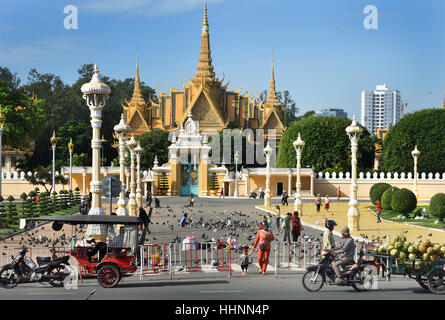 La gente di fronte al Palazzo Reale 1866 Phnom Penh Cambogia Foto Stock