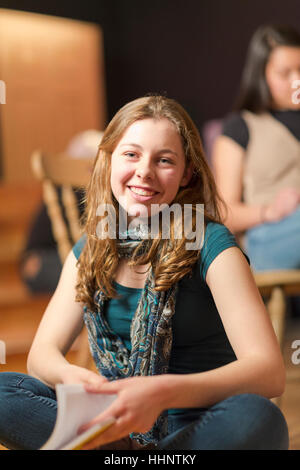 Ritratto di sorridere razza mista ragazza adolescente nella classe di teatro Foto Stock