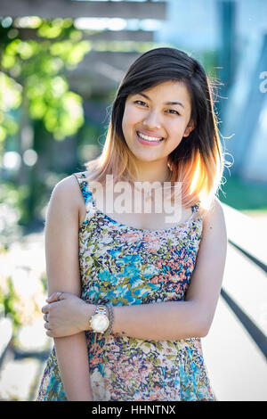 Ritratto di sorridere donna cinese indossando abiti Foto Stock