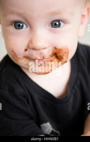 Caucasian baby boy con faccia sporchi Foto Stock