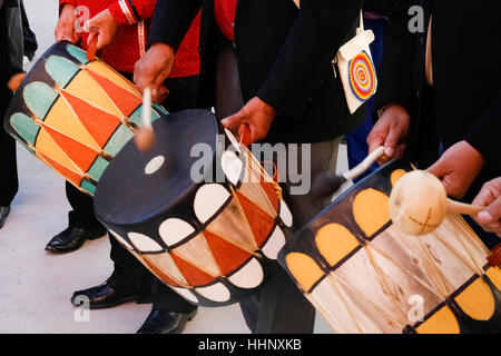 I percussionisti riproduzione tradizionali tamburi Foto Stock