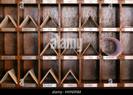 Messaggi in slot di legno in hotel Foto Stock