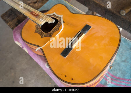 Primo piano di una chitarra artigianale San Bartolome, Ecuador, Sud America Foto Stock