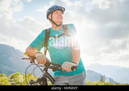 Uomo caucasico in piedi con la mountain bike Foto Stock