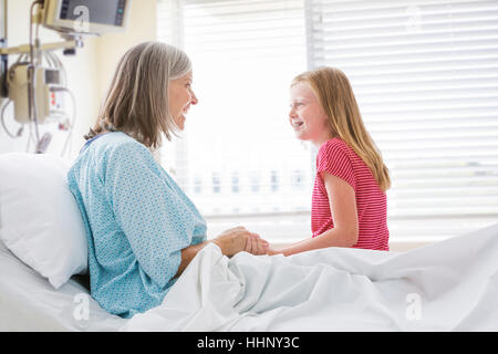 Nipote del Caucaso la visita con la nonna in ospedale Foto Stock