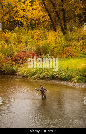 Uomo caucasico colata in fiume Foto Stock