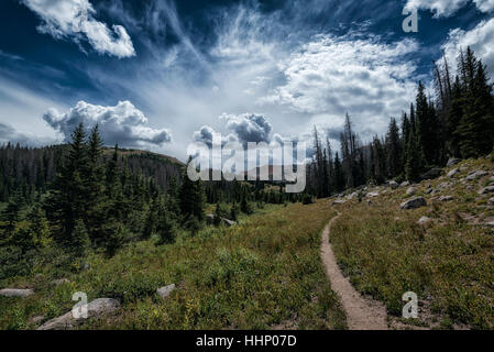 Nuvole sopra il sentiero nel paesaggio roccioso Foto Stock