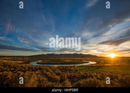 Tramonto sul fiume di avvolgimento Foto Stock