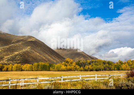 Recinzione e montagna sotto le nuvole Foto Stock