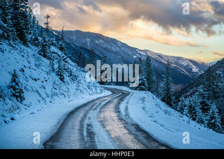 La neve sulla strada di montagna Foto Stock