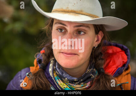 Ritratto di grave Caucasian donna che indossa il cappello da cowboy Foto Stock