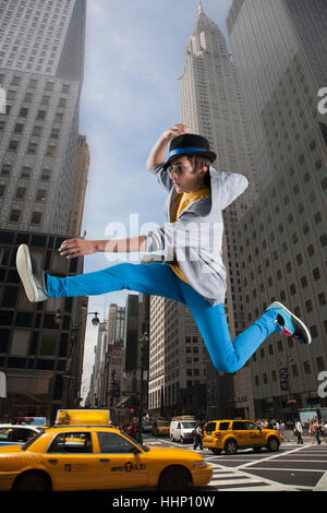 Uomo caucasico saltando i taxi in città Foto Stock