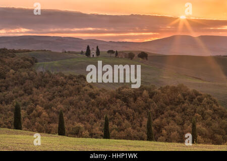 La Cappella di Vitaleta al sorgere del sole nei pressi di San Quirico d'Orcia Foto Stock