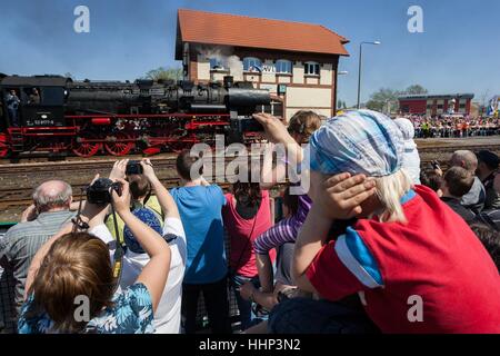 Wolsztyn, Polonia - 28 Aprile 2012 Sfilata di locomotive ferroviarie in Wolsztyn in Polonia occidentale. Foto Stock