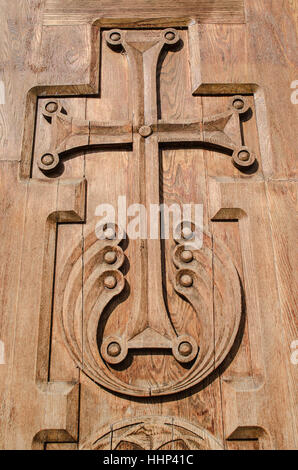 In legno intagliato croce su una porta della chiesa Foto Stock