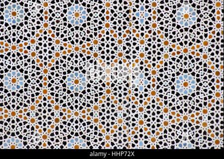 Ceramica islamica mosaico disegno geometrico piastrelle su un edificio a Fez, Marocco. Foto Stock
