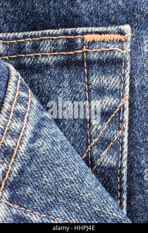 Il denim blue jeans, pocket dettaglio macro closeup, grande dettaglio texture verticale Foto Stock