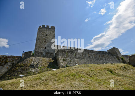 Fortezza di Belgrado, Kalemegdan, Serbia. Laterali pareti in pietra e la torre Foto Stock