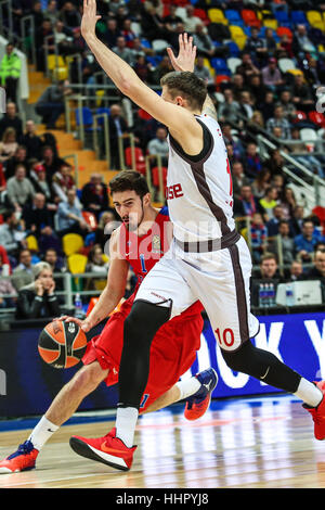 Mosca, Russia. Xix gen, 2017. Nando De Colo (L) del CSKA Mosca della Russia si rompe durante l'Eurolega di basket gioco contro Brose Bamberg in Germania in Mosca, Russia. Il CSKA ha vinto 85-64. Credito: Evgeny Sinitsyn/Xinhua/Alamy Live News Foto Stock