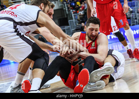 Mosca, Russia. Xix gen, 2017. NIkita Kurbanov 3(R) del CSKA Mosca della Russia il sistema VIES per la sfera durante l'Eurolega di basket gioco contro Brose Bamberg in Germania in Mosca, Russia. Il CSKA ha vinto 85-64. Credito: Evgeny Sinitsyn/Xinhua/Alamy Live News Foto Stock