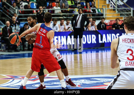 Mosca, Russia. Xix gen, 2017. Jerel McNeal (L) di Brose Bamberg Germania passa la palla durante il gioco di Eurolega contro il CSKA Mosca di Russia a Mosca, Russia, a gennaio 19, 2017. Il CSKA ha vinto 85-64. Credito: Evgeny Sinitsyn/Xinhua/Alamy Live News Foto Stock