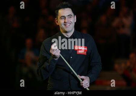 Londra, Regno Unito. Xix gen, 2017. Ronnie O'Sullivan di Inghilterra arriva per il quarterfinal match con Neil Robertson di Australia di Snooker Masters 2017 all'Alexandra Palace di Londra, Regno Unito. O'Sullivan ha vinto 6-3. Credito: Tim Irlanda/Xinhua/Alamy Live News Foto Stock