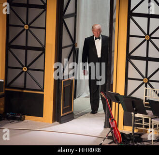 Washington, DC, Stati Uniti d'America. Xix gen, 2017. Il presidente eletto degli Stati Uniti Trump arriva ad una "" a lume di candela la cena per ringraziare i donatori a Washington, DC. Credito: Chris Kleponis/Piscina via CNP /MediaPunch/Alamy Live News Foto Stock