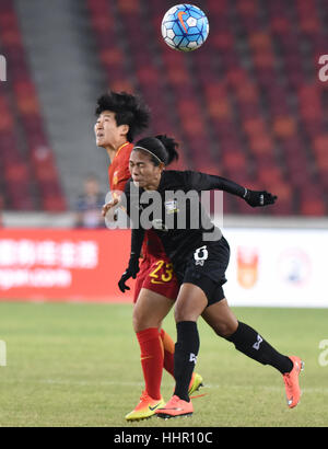 Foshan, Cina. Xix gen, 2017. **Solo uso editoriale. Cina OUT** femminile cinese sconfitte del team Thailandia donne squadra alla partita di calcio in Foshan, sud cinese di Guangdong. Credito: SIPA Asia/ZUMA filo/Alamy Live News Foto Stock