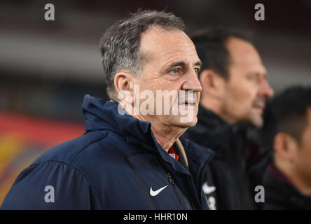 Foshan, Foshan, Cina. Xix gen, 2017. Foshan, CINA-gennaio 19 2017: (solo uso editoriale. Cina OUT) .femminile cinese di calcio nazionale allenatore della squadra di Bruno Bini orologi la partita di calcio in Foshan, Cina del sud della provincia di Guangdong, Gennaio 19th, 2017. I cinesi femminile ha sconfitto la Thailandia donne squadra alla partita di calcio in Foshan, Guangdong. Credito: SIPA Asia/ZUMA filo/Alamy Live News Foto Stock