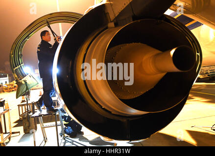 (170120)-- WUHAN, Gennaio 20, 2017 (Xinhua) -- un ingegnere meccanico di China Southern Airlines esamina il motore di un Boeing 737 a Wuhan, capitale della Cina centrale della provincia di Hubei, 20 gennaio, 2017. Al fine di assicurare la alle normative sulla sicurezza ed efficienza dei voli durante la primavera Festivel travel rush, ingegneri meccanici di China Southern Airlines hanno lavorato giorno e notte per esaminare gli aeroplani dal momento che il viaggio ha iniziato rush. (Xinhua/Cheng Min) (xzy) Foto Stock