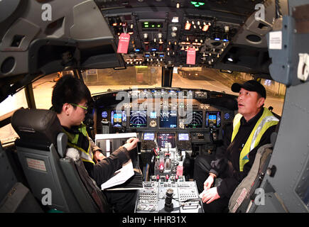 (170120)-- WUHAN, Gennaio 20, 2017 (Xinhua) -- ingegneri meccanici di China Southern Airlines esaminare un aereo a Wuhan, capitale della Cina centrale della provincia di Hubei, 20 gennaio, 2017. Al fine di assicurare la alle normative sulla sicurezza ed efficienza dei voli durante la primavera Festivel travel rush, ingegneri meccanici di China Southern Airlines hanno lavorato giorno e notte per esaminare gli aeroplani dal momento che il viaggio ha iniziato rush. (Xinhua/Cheng Min) (xzy) Foto Stock