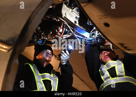 (170120)-- WUHAN, Gennaio 20, 2017 (Xinhua) -- un ingegnere meccanico di China Southern Airlines esamina un aereo a Wuhan, capitale della Cina centrale della provincia di Hubei, 20 gennaio, 2017. Al fine di assicurare la alle normative sulla sicurezza ed efficienza dei voli durante la primavera Festivel travel rush, ingegneri meccanici di China Southern Airlines hanno lavorato giorno e notte per esaminare gli aeroplani dal momento che il viaggio ha iniziato rush. (Xinhua/Cheng Min) (xzy) Foto Stock