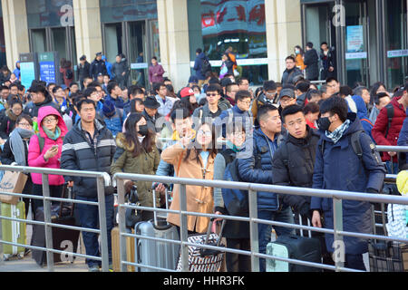 Jinan, Jinan, Cina. Xx gen, 2017. Jinan, CINA-gennaio 14 2017: (solo uso editoriale. Cina OUT) .i passeggeri in attesa in una lunga fila per entrare alla stazione ferroviaria di Jinan, a est della capitale cinese della provincia dello Shandong, Gennaio 14th, 2017. Credito: SIPA Asia/ZUMA filo/Alamy Live News Foto Stock