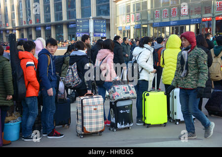 Jinan, Jinan, Cina. Xx gen, 2017. Jinan, CINA-gennaio 14 2017: (solo uso editoriale. Cina OUT) .i passeggeri in attesa in una lunga fila per entrare alla stazione ferroviaria di Jinan, a est della capitale cinese della provincia dello Shandong, Gennaio 14th, 2017. Credito: SIPA Asia/ZUMA filo/Alamy Live News Foto Stock