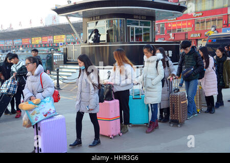 Jinan, Jinan, Cina. Xx gen, 2017. Jinan, CINA-gennaio 14 2017: (solo uso editoriale. Cina OUT) .i passeggeri in attesa in una lunga fila per entrare alla stazione ferroviaria di Jinan, a est della capitale cinese della provincia dello Shandong, Gennaio 14th, 2017. Credito: SIPA Asia/ZUMA filo/Alamy Live News Foto Stock