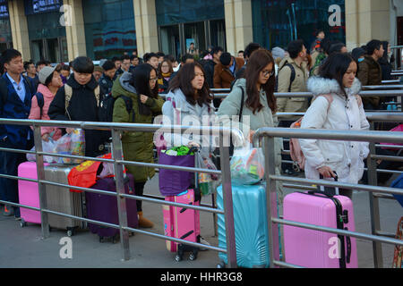 Jinan, Jinan, Cina. Xx gen, 2017. Jinan, CINA-gennaio 14 2017: (solo uso editoriale. Cina OUT) .i passeggeri in attesa in una lunga fila per entrare alla stazione ferroviaria di Jinan, a est della capitale cinese della provincia dello Shandong, Gennaio 14th, 2017. Credito: SIPA Asia/ZUMA filo/Alamy Live News Foto Stock