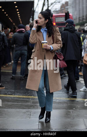 Street style fashion dal giorno due di London Fashion Week Uomo il 7 gennaio 2017. Immagine mostra serbatoio editor e designer di moda, Caroline Issa. Foto Stock