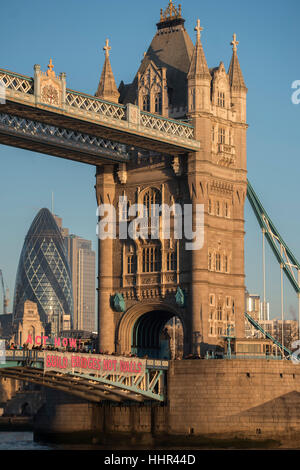 Londra, Regno Unito. Il 20 gennaio 2017. I manifestanti contro l inaugurazione di Donald Trump come presidente degli Stati Uniti oggi, distendere banner su London Bridge sul tema dei ponti e non muri. Londra 20 Jan 2017 Credit: Guy Bell/Alamy Live News Foto Stock