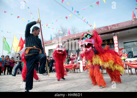 (170120) -- PINGLIANG, Gennaio 20, 2017 (Xinhua) -- gli abitanti di un villaggio di eseguire la danza del leone durante un folk art performance nel villaggio di Jiulong, Pingliang City, a nord-ovest della Cina di Provincia di Gansu, 20 gennaio, 2017. Gli abitanti dei villaggi locali terrà un folk art performance per celebrare Xiaonian, che cade venerdì questo anno e segna l inizio del conto alla rovescia per la festa di primavera. (Xinhua/Yang Xin) (wyo) Foto Stock