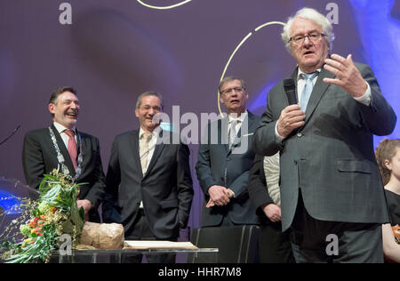 Il fondatore della società di software SAP, Hasso Plattner (R), è visto ringraziando la città di Potsdam per la concessione della cittadinanza onoraria della città di Potsdam in un ricevimento di Capodanno nel Nikolaisaal a Potsdam, Germania, 20 gennaio 2017. Dietro di lui sul palco (l-r) Lord Mayor Jann Jakobs (SPD), il laudators, ex primo ministro del Land di Brandeburgo, Matthias Platzeck (SPD), e televisione ospitante Guenther Jauch. L'imprenditore e l'artistico patrono è che mostra la sua vasta collezione di arte nel museo Barberini che ha avviato e finanziato con la Hasso Plattner Foundation. Foto Foto Stock