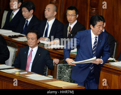 (170120) -- Tokyo, 20 gennaio, 2017 (Xinhua) -- Giappone il Primo Ministro Shinzo Abe (R) assiste la sessione ordinaria della Dieta Nazionale a Tokyo in Giappone, il 20 gennaio 2017. (Xinhua/Ma Ping) (gl)